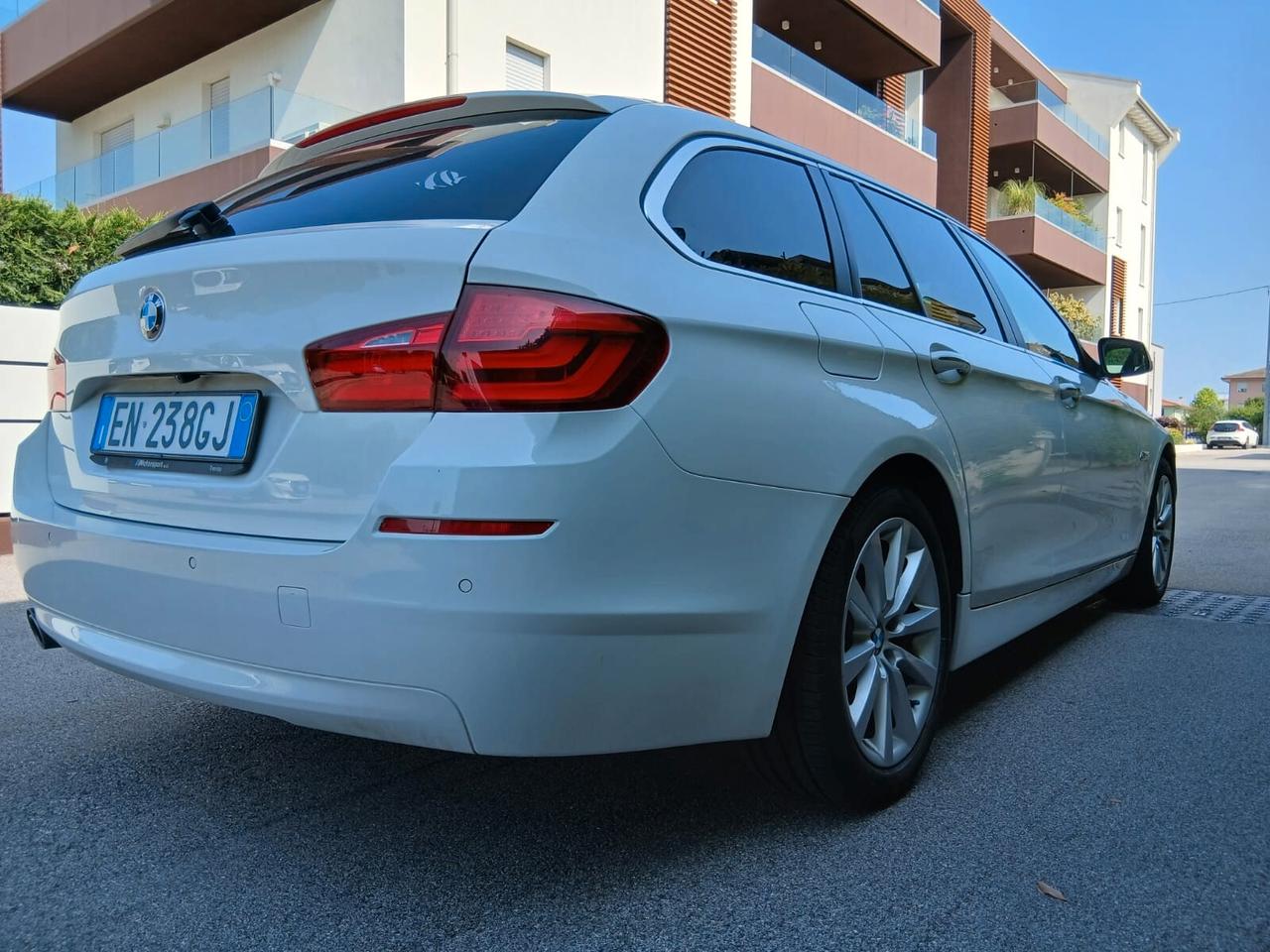 Bmw 525d xDrive Touring Futura in terno in pelle tabacco