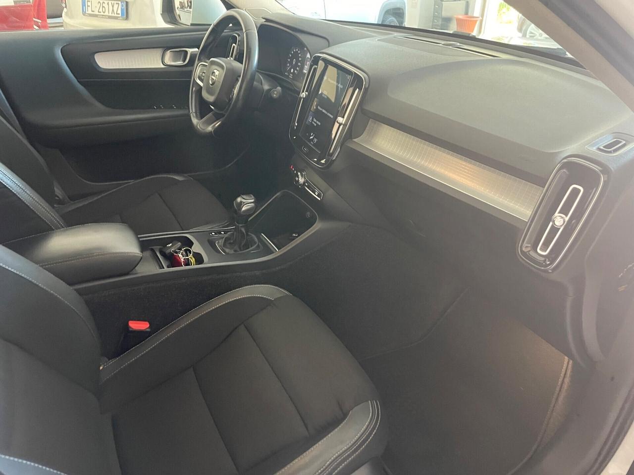 VOLVO XC40 D3 MOMENTUM "MAI VISTA UNA SIMILE"