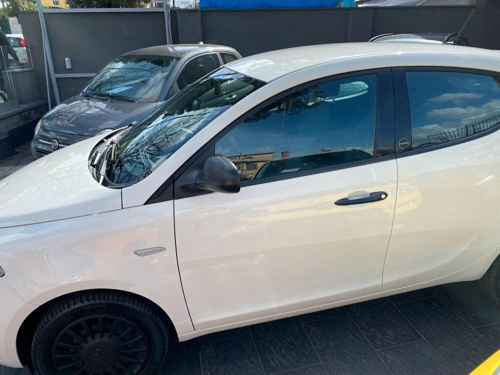 Lancia Ypsilon 1.0 FireFly 5 porte S&S Hybrid Ecochic Silver