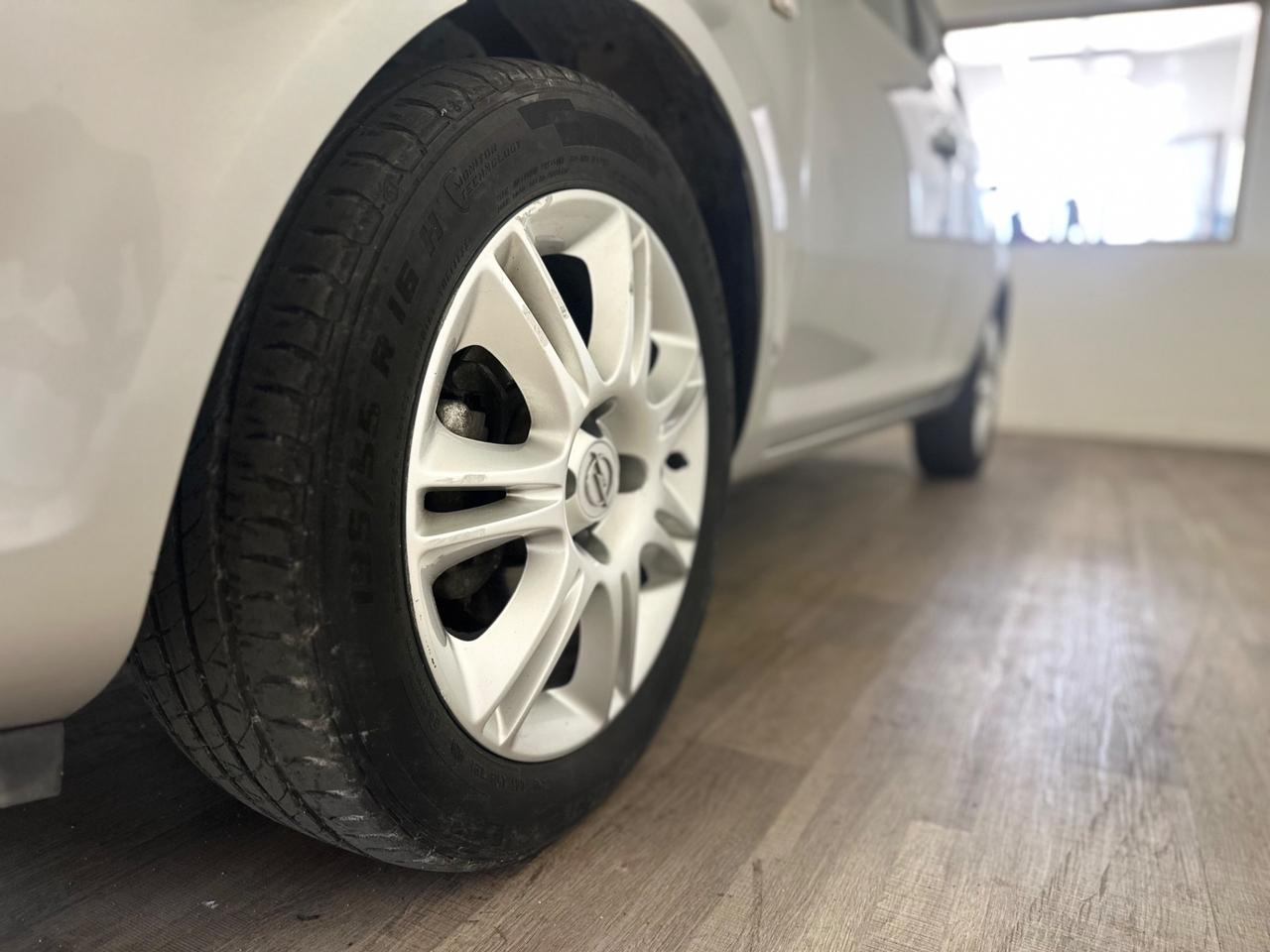 Opel Corsa 1.2 5 porte Cosmo NEOPATENTATI