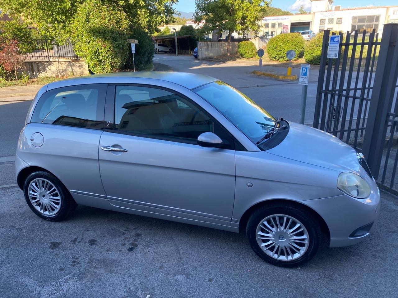 Lancia Ypsilon Argento ok neopatentati