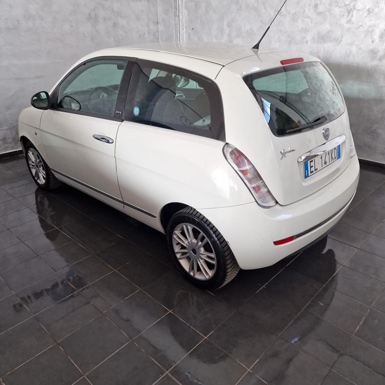 Lancia Ypsilon 1.3 MJT 75 CV Unyca