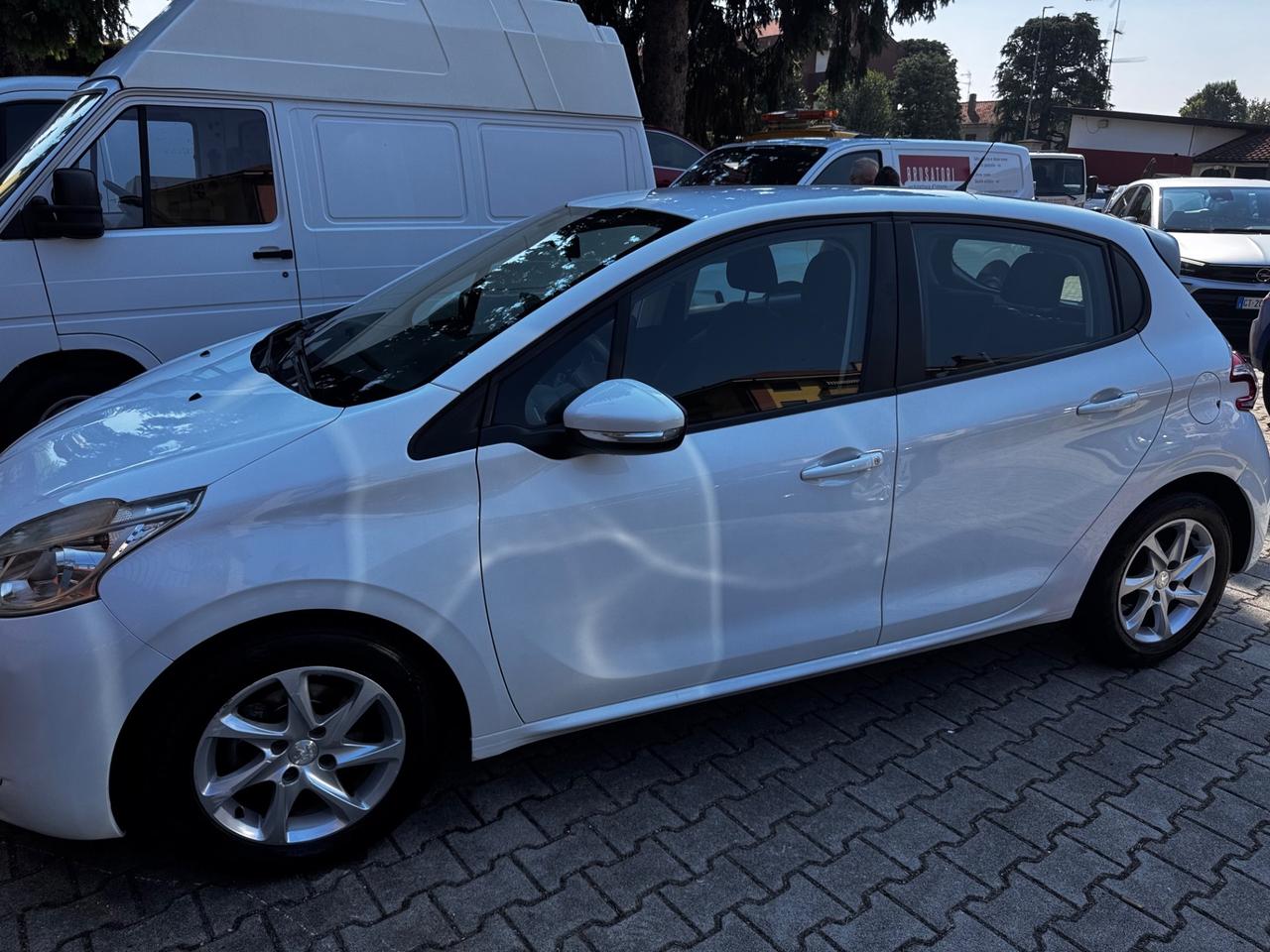 Peugeot 208 1.4 e-HDi 68 CV automatica/ neopatentati