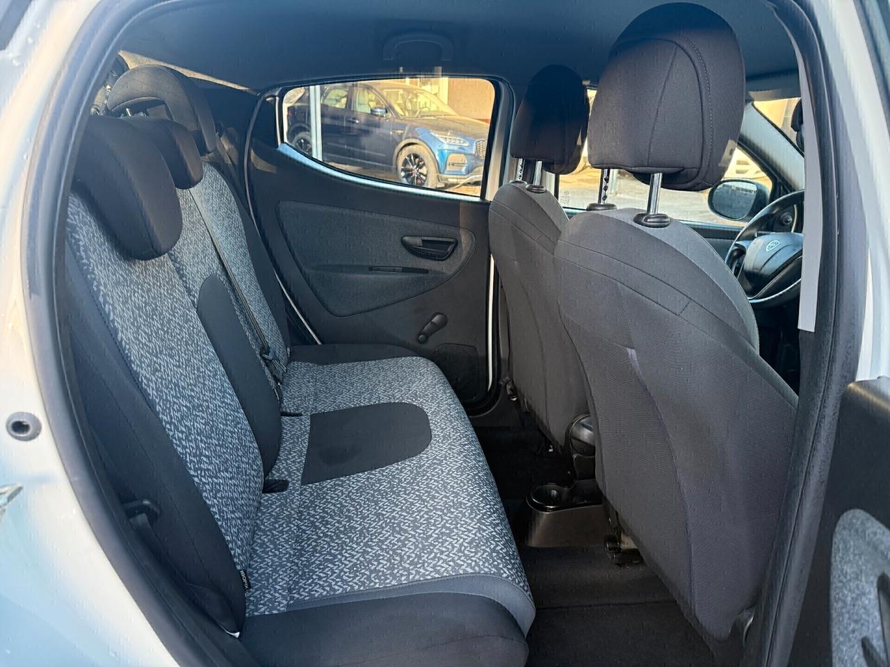 Lancia Ypsilon 1.0 FireFly 5 porte S&S Hybrid Ecochic Silver