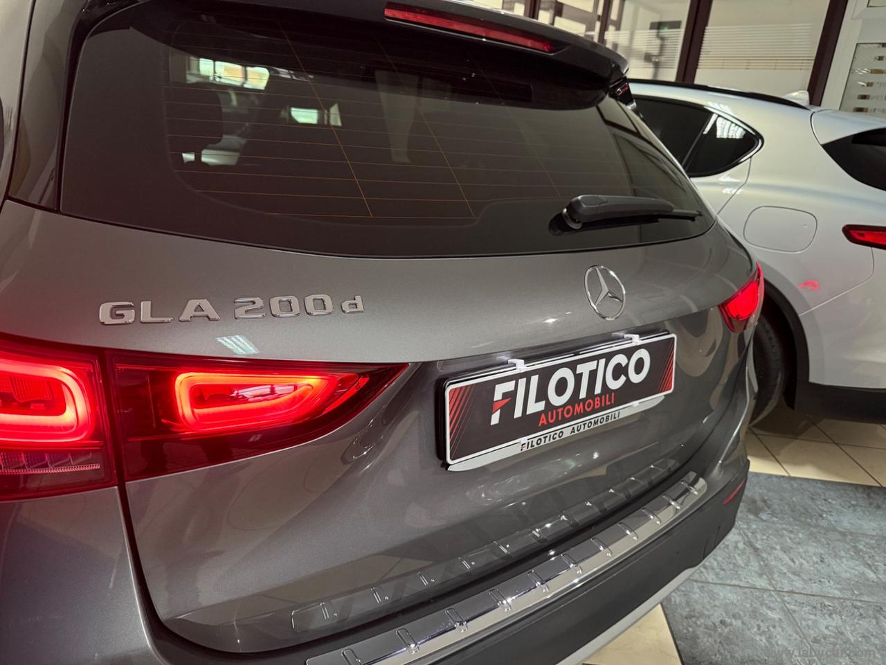 MERCEDES-BENZ GLA 200 d Automatic Sport FARI FULL LED - CARPLAY