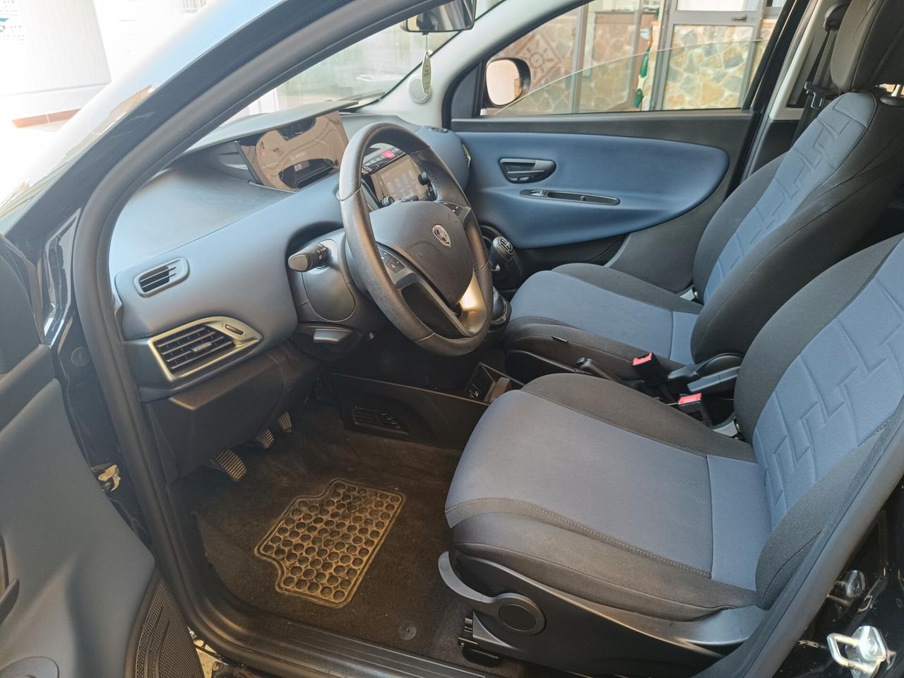 Lancia Ypsilon 1.0 FireFly 5 porte S&S Hybrid Platino