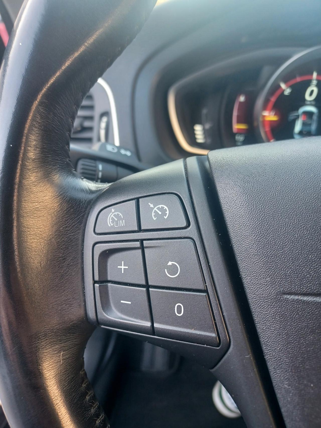 Volvo V40 D2 1.6 Momentum 2015 UNICO PROPRIETARIO