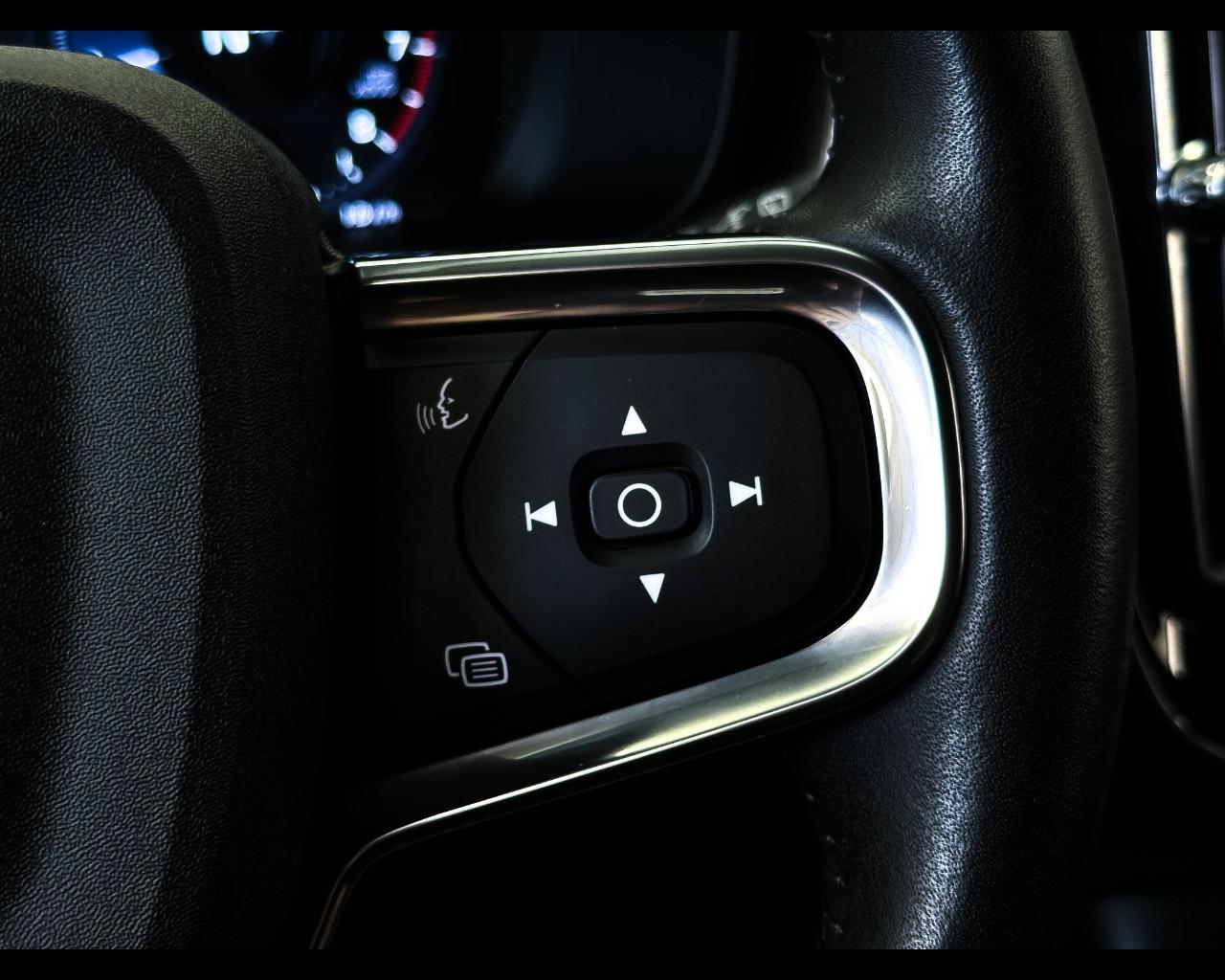 VOLVO - XC40 T3 Momentum Pro