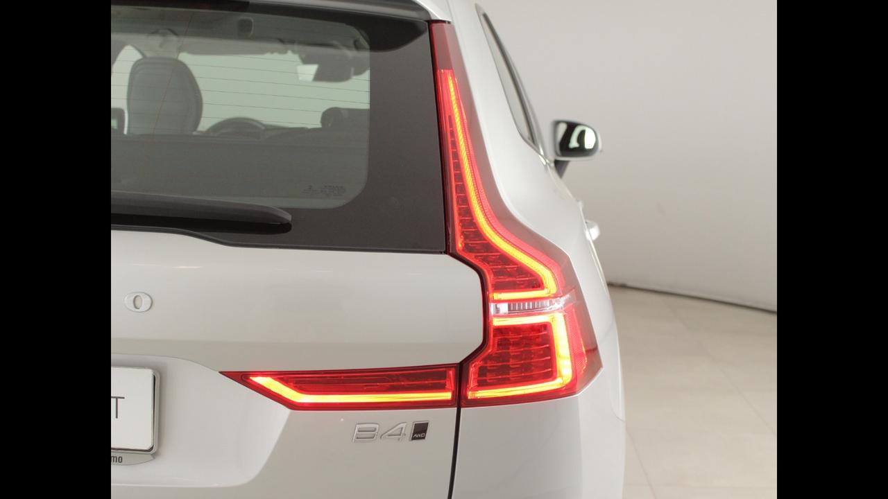 VOLVO XC60 II 2018 - XC60 2.0 b4 Momentum awd auto my20