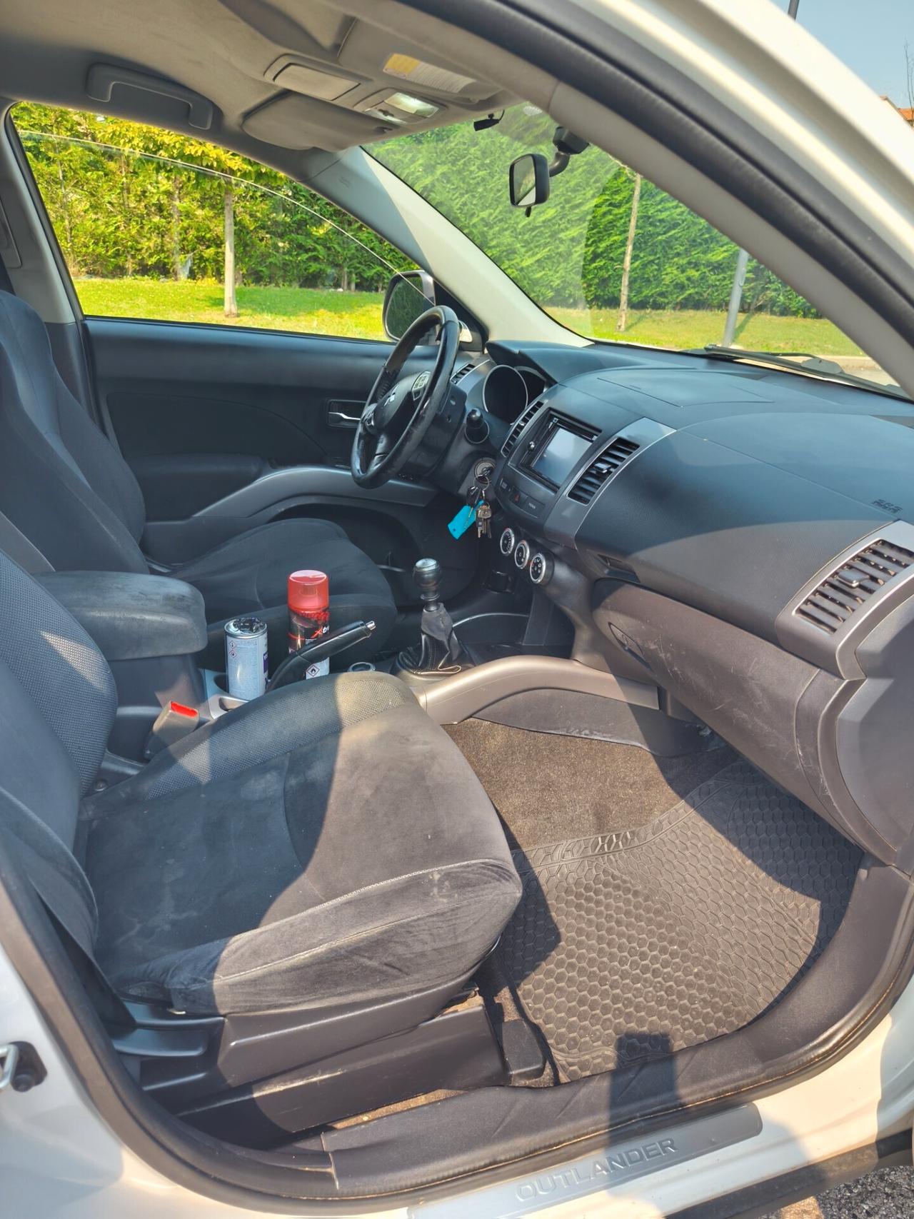 Mitsubishi Outlander 2.0D 7 posti gancio traino