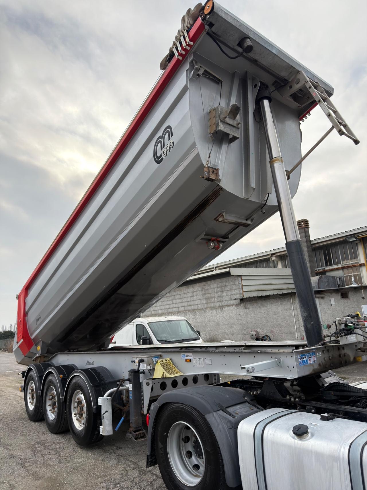 Semirimorchio Vasca Menci sa700r 2016