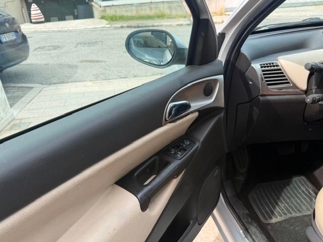 Lancia Ypsilon 1.4 Platino cv 95 automatica ok neopatentati