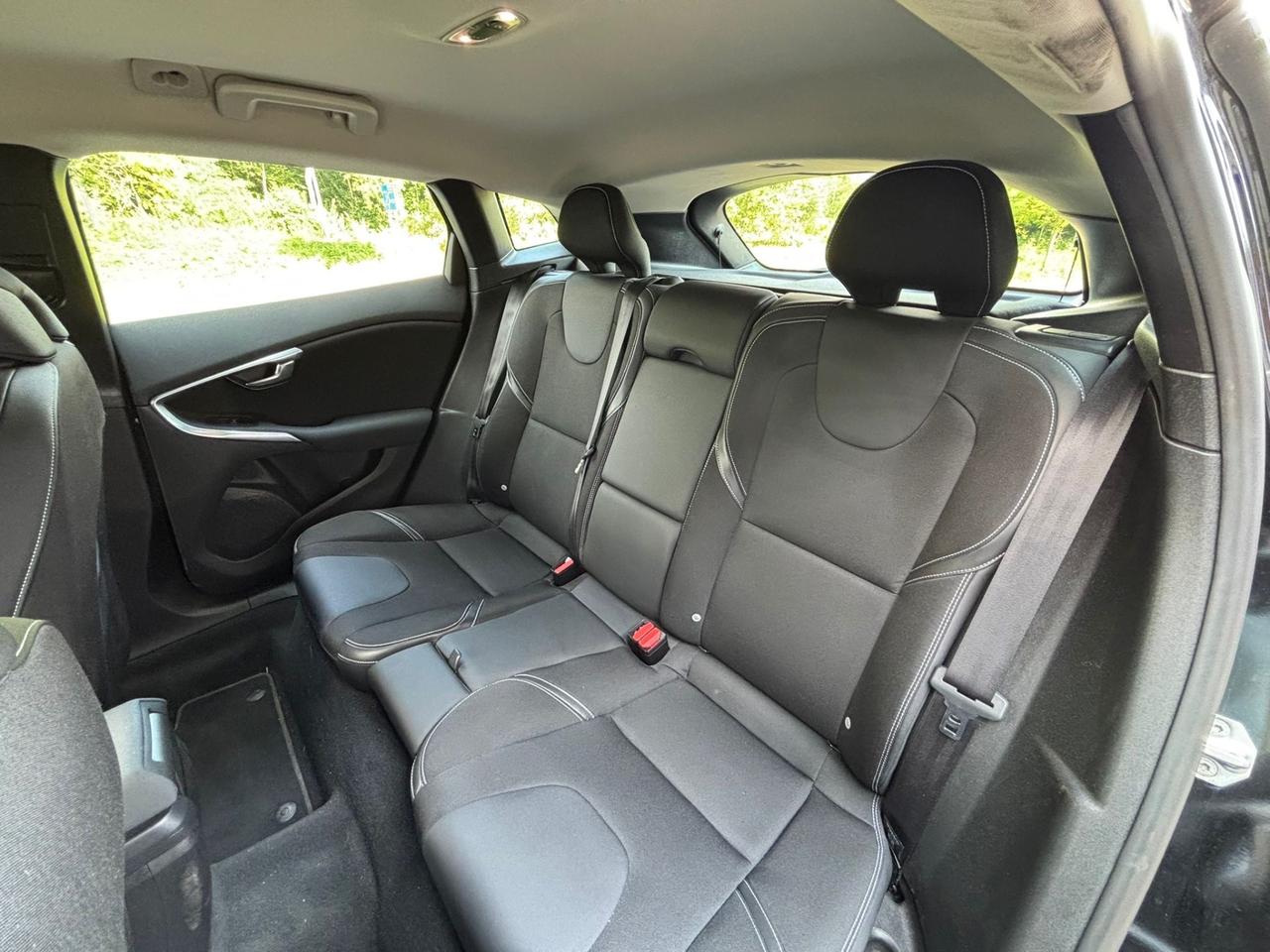 Volvo V40 T3 R-design Momentum