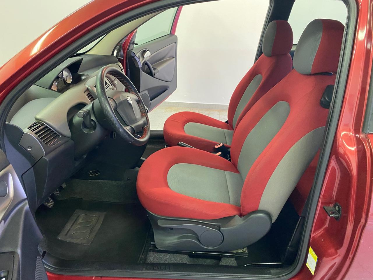 Lancia Ypsilon 1.2 16V Oro