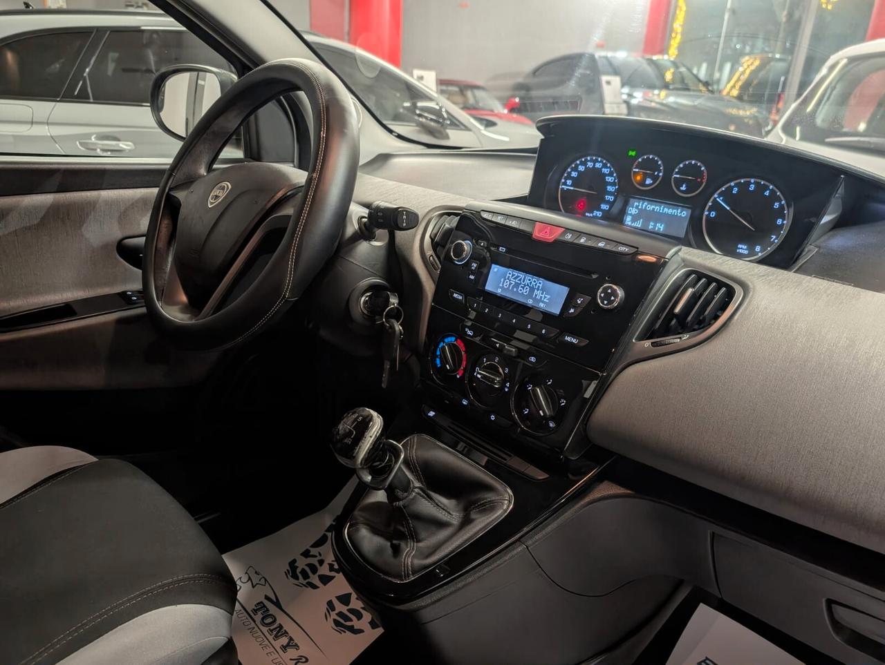 Lancia Ypsilon 0.9 TwinAir 85 CV 5 porte Metano Ecochic Silver