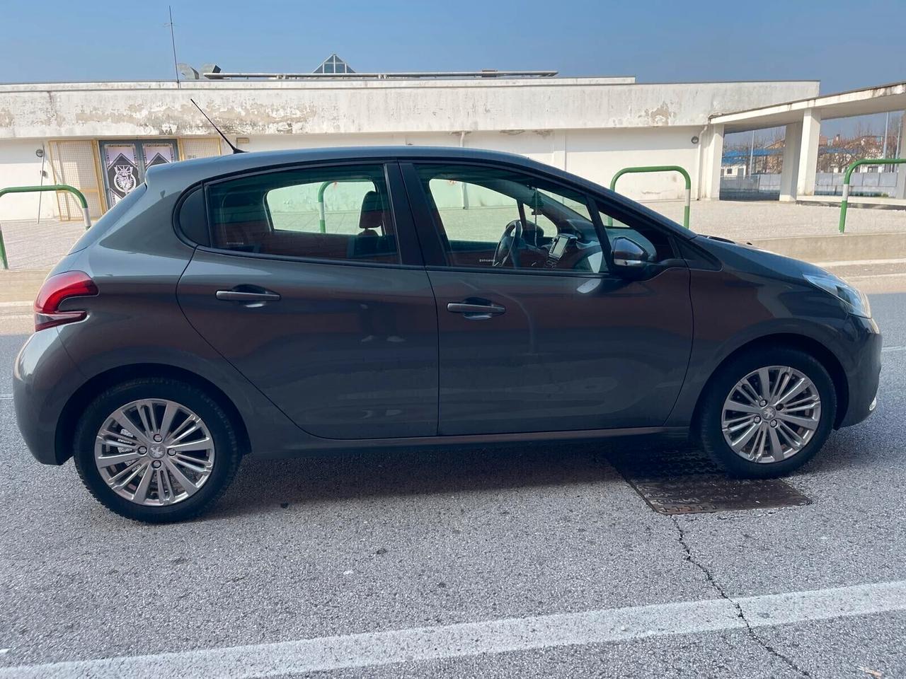 Peugeot 208 1.2 benz 82cv 5 porte - Neopatentati