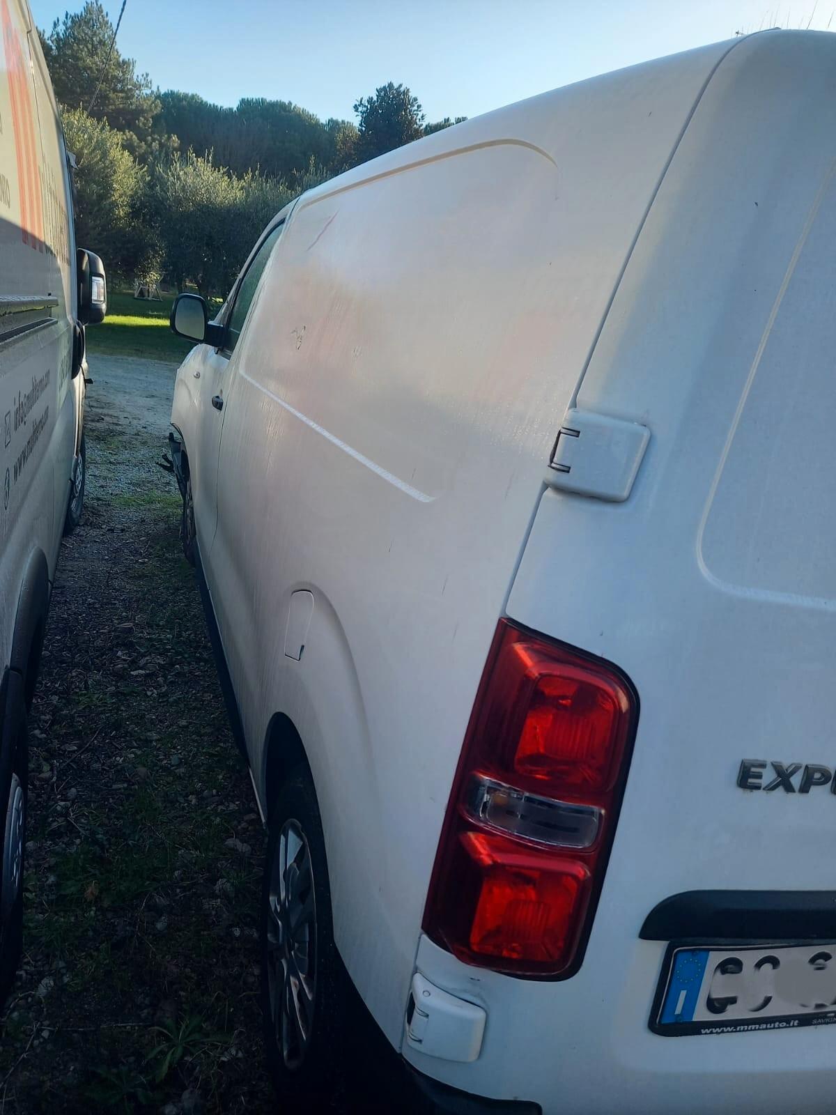 Peugeot Expert anno 2020 incidentato