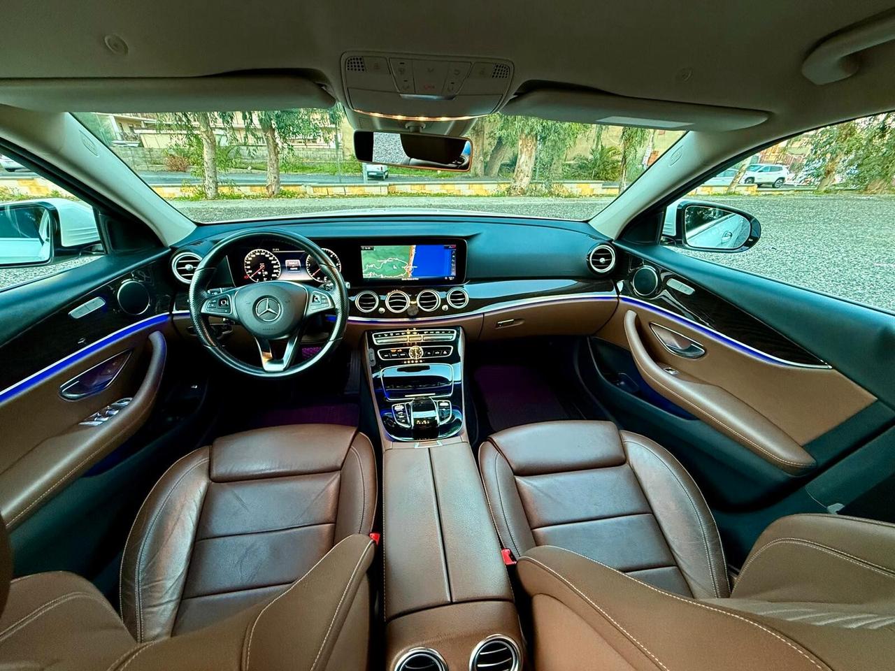 MERCEDES- BENZ KLASSE E 220 D 4MATIC AMG PREMIUM