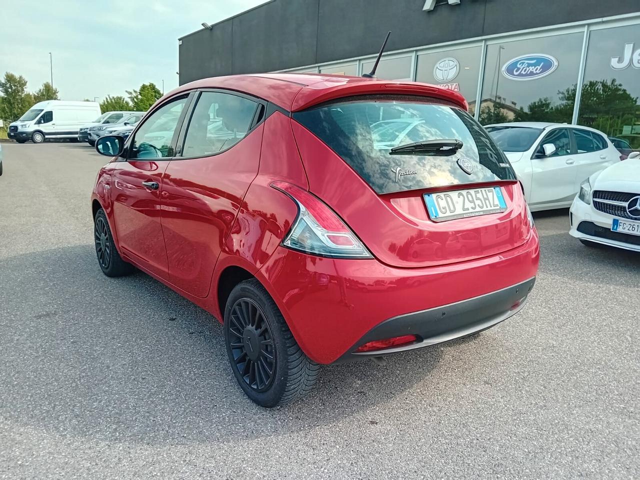 Lancia Ypsilon 1.0 firefly hybrid Silver