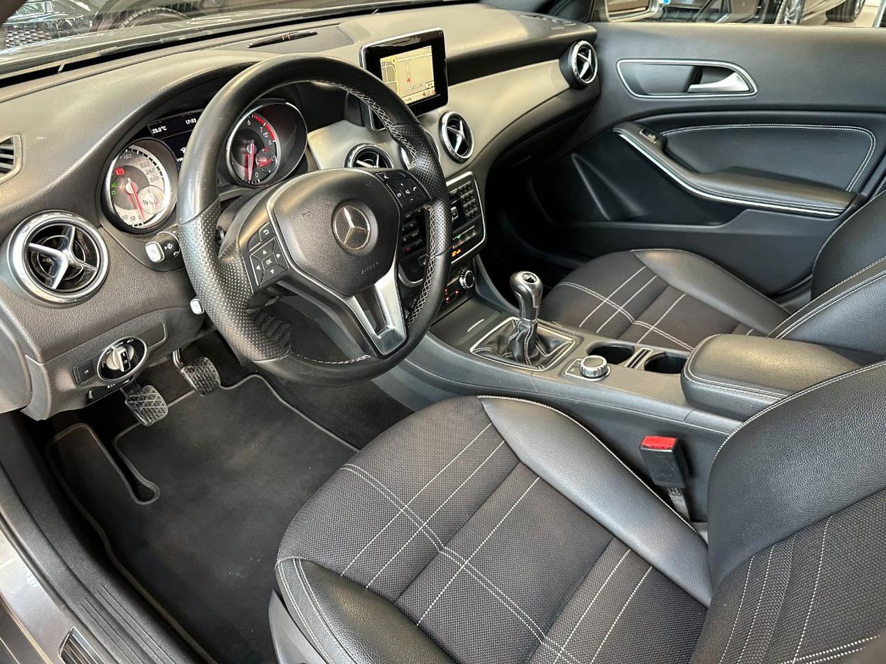 Mercedes GLA 200 Sport - Xeno - 18" - Navi - Sensori park