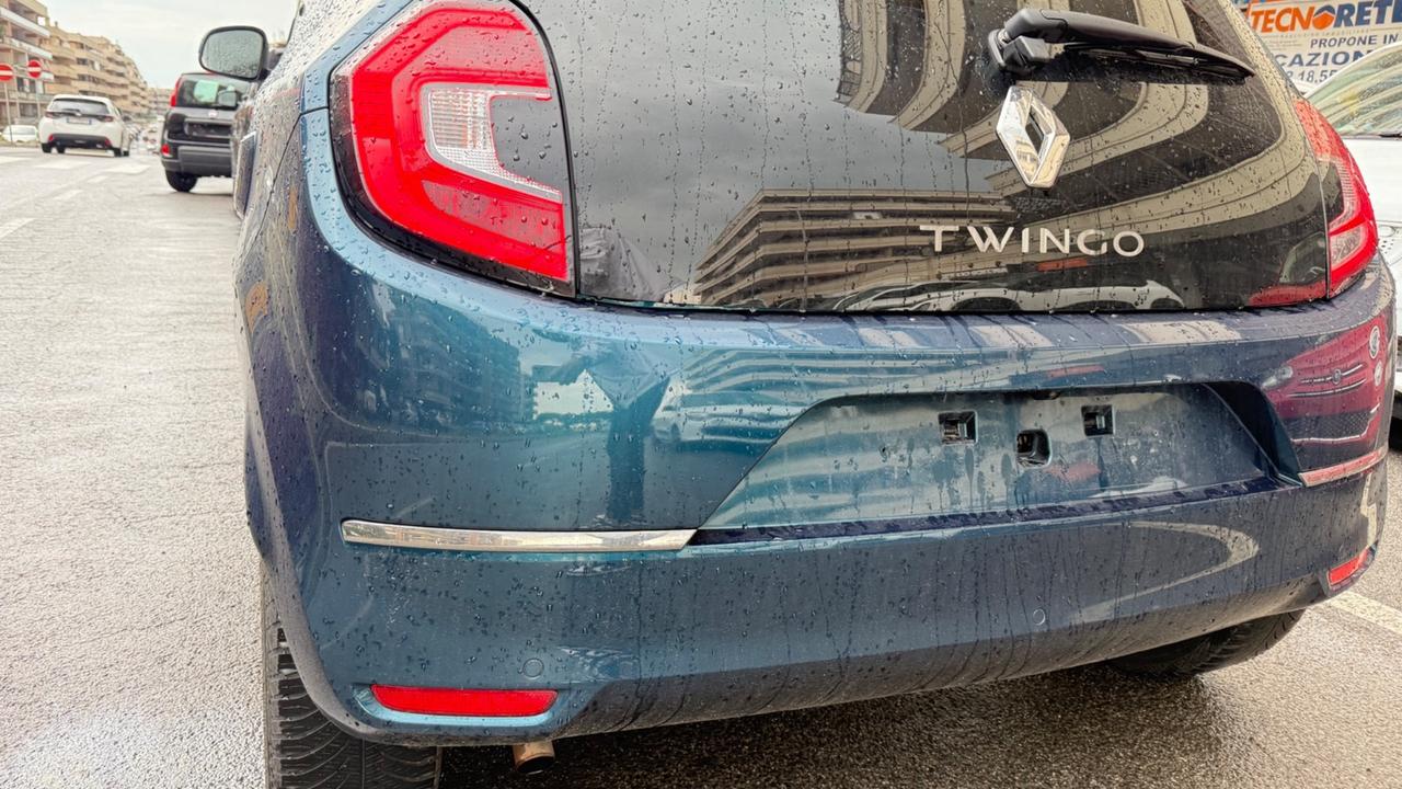 Renault Twingo SCe 65 CV Signature LED NAVI PELLE CAR PLAY KAMERA CERCHI 16 PDC CLIMA AUTOMATICO