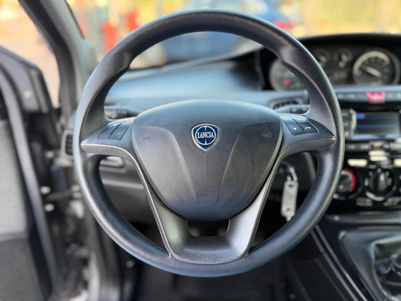 Lancia Ypsilon 1.0 FireFly S&S Hybrid Ecochic Silver