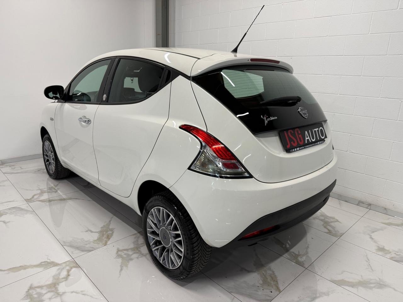 Lancia Ypsilon 0.9 TwinAir 85 CV 5 porte Metano Ecochic Silver