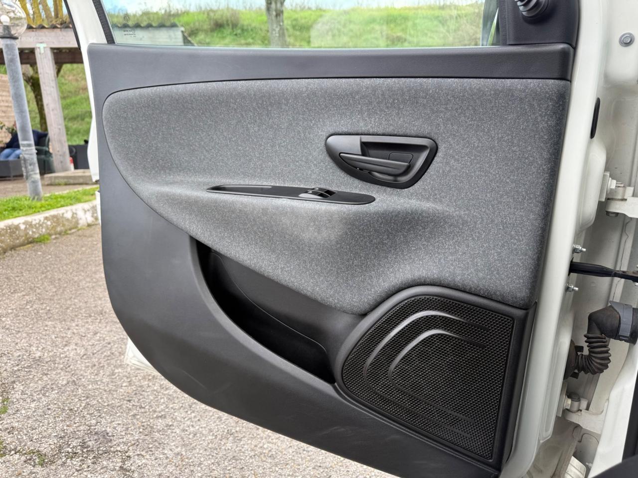 Lancia Ypsilon 1.0 FireFly 5 porte S&S Hybrid Ecochic Silver