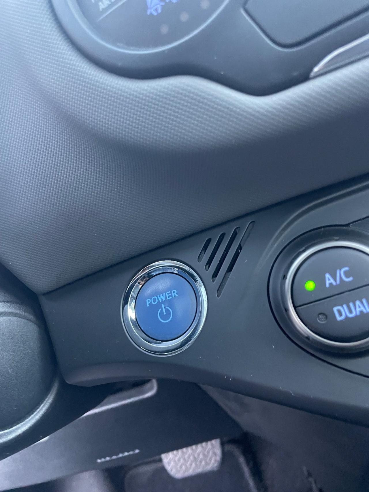 Toyota Yaris HYBRID PLATINUM EDITION