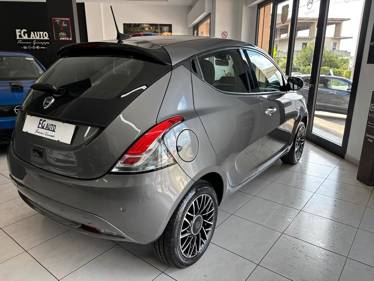 Lancia Ypsilon 1.0 FireFly 5 porte S&S Hybrid Platino