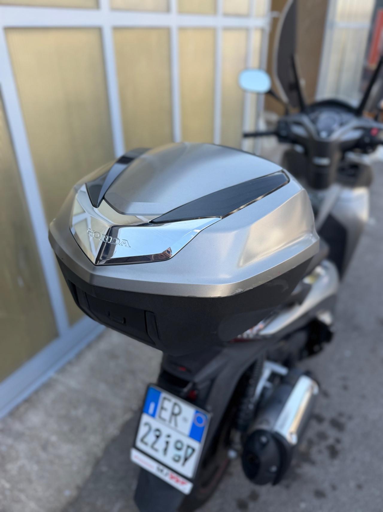 HONDA SH 300 Sport Abs - PARABREZZA - BAULE - ANTIFURTO - GOMME NUOVE