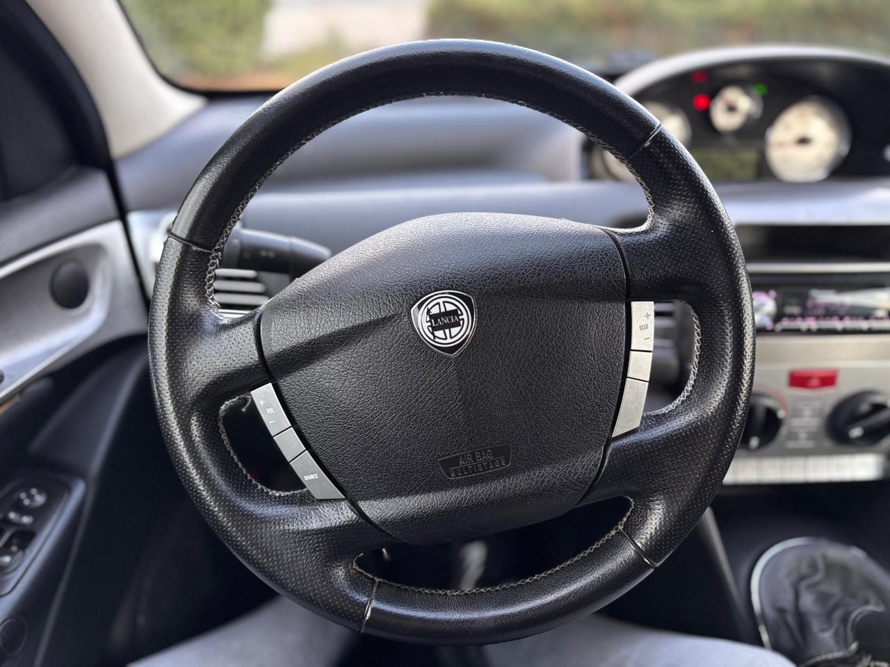 Lancia Ypsilon 1.3 MJT 75 CV Platino