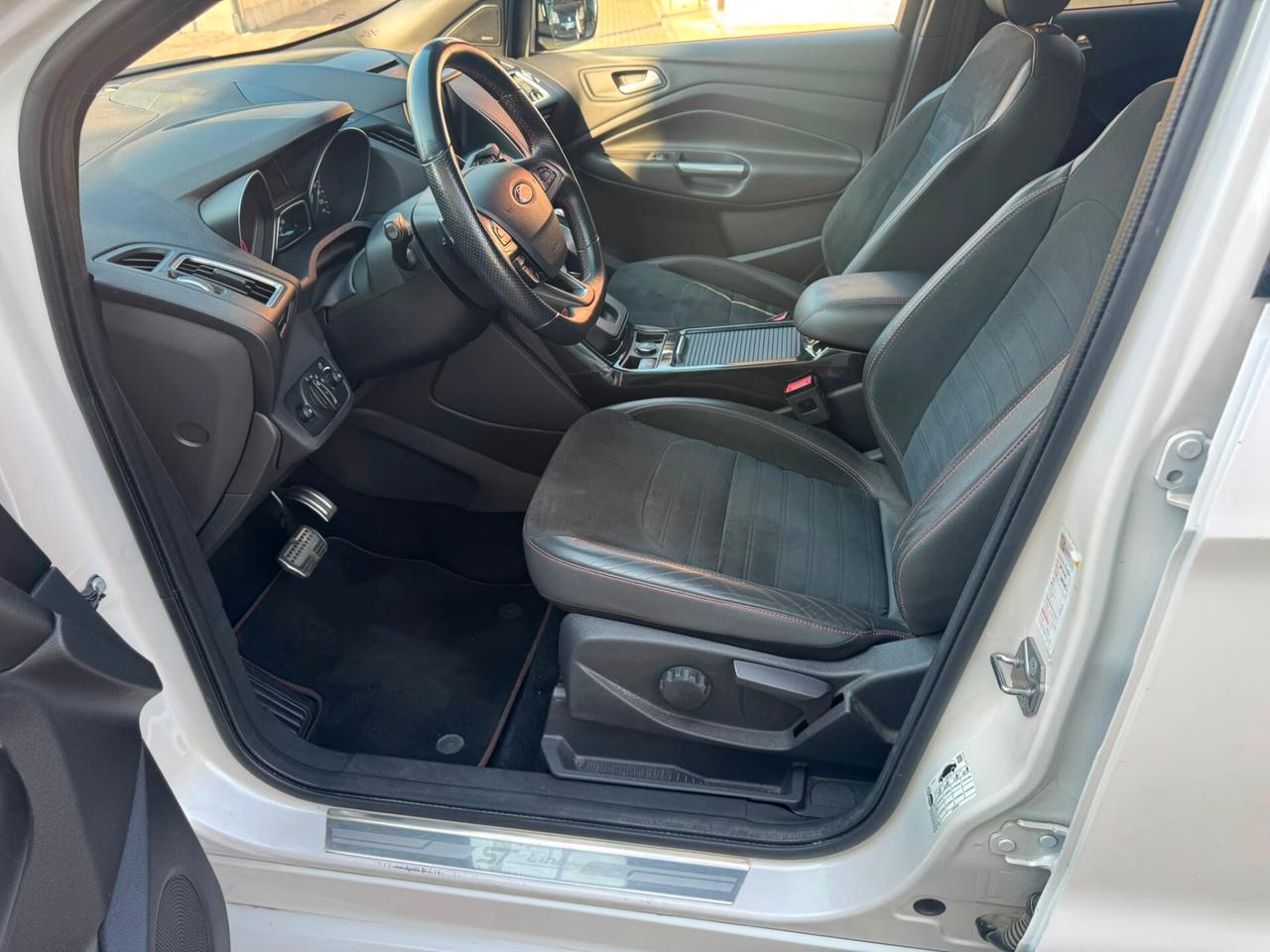 Ford Kuga 2.0 TDCI 150 CV S&S 4WD Powershift ST-Line