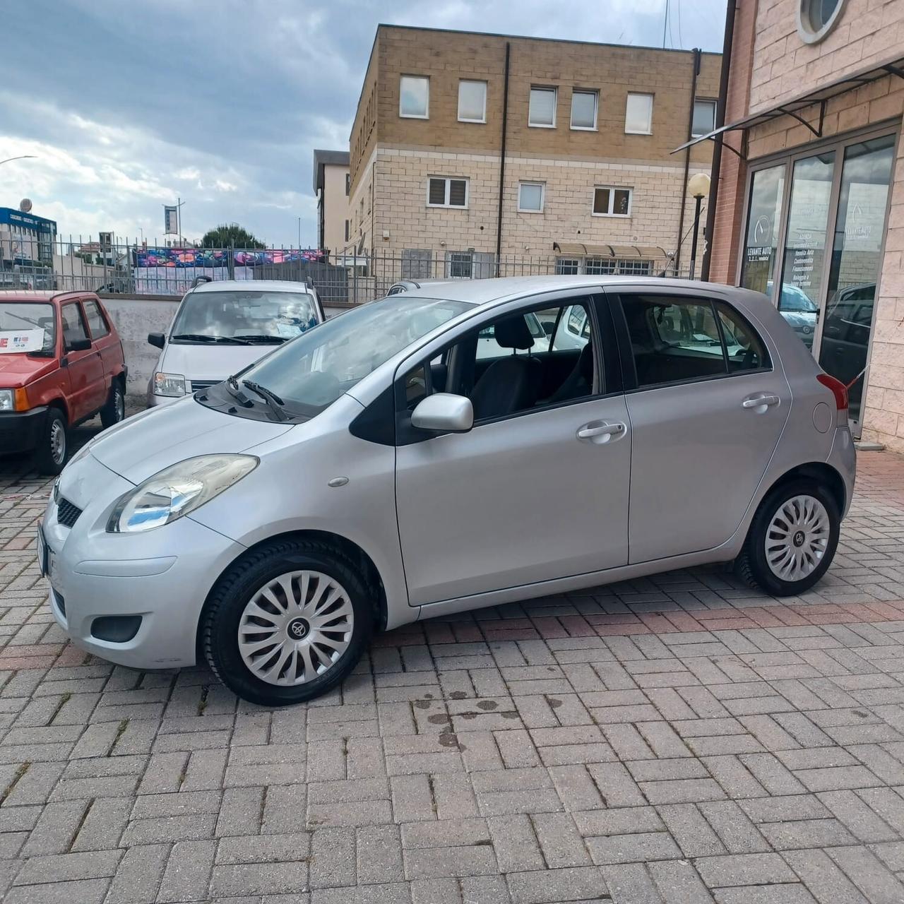 NEOPATENTATI YARIS 1.0 5 PORTE BEN CONSERVATA