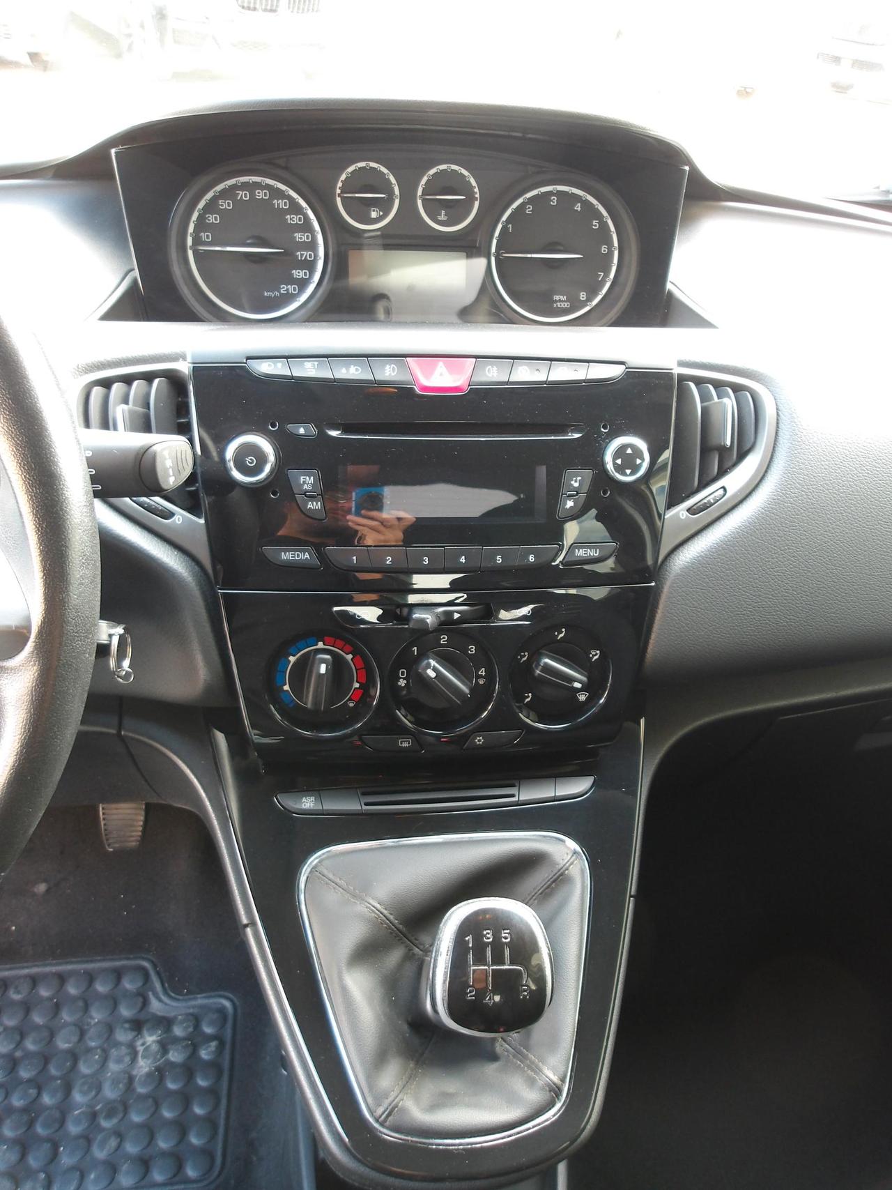 Lancia Ypsilon 5 Porte Ypsilon 1.2 8v Silver s&s 69cv