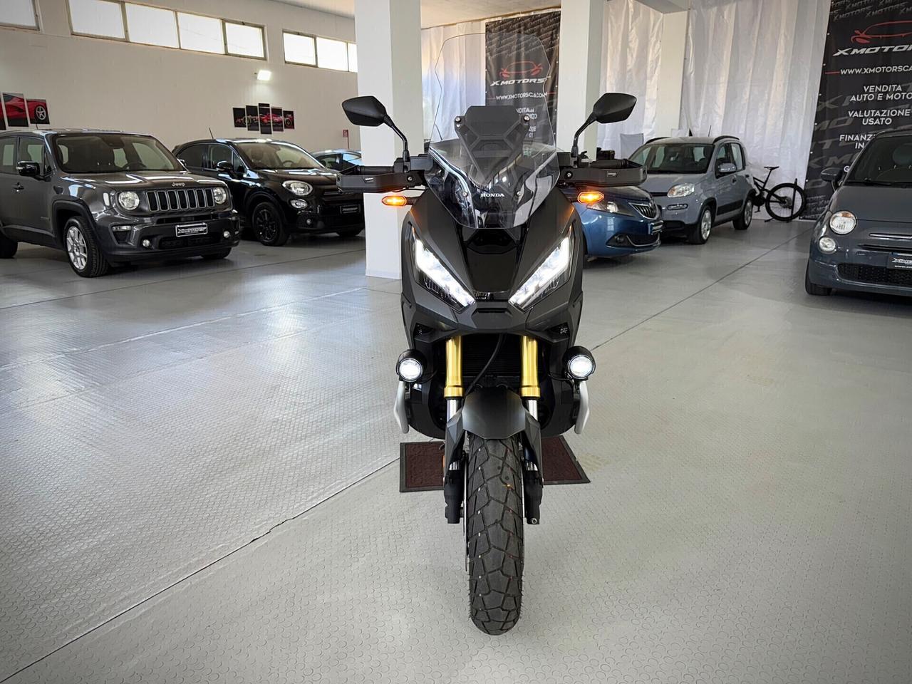 Honda X-ADV 750 con travel pack