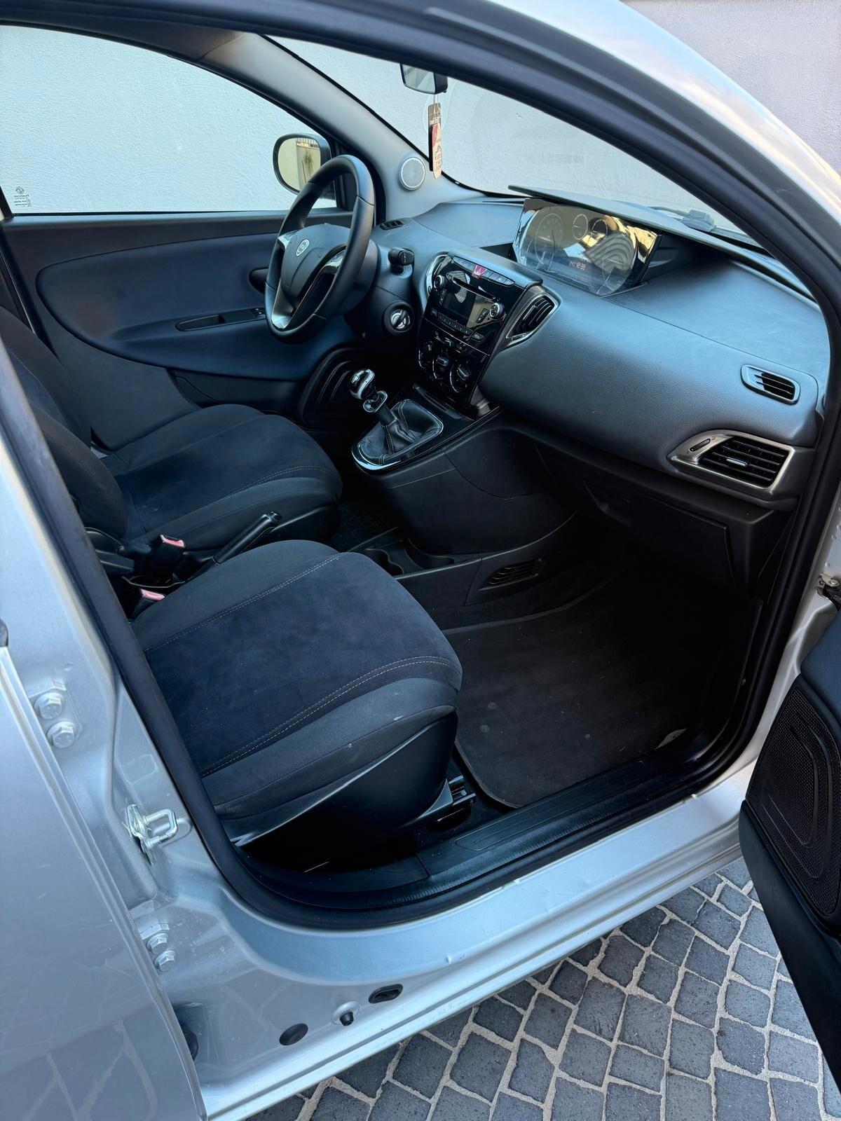 Lancia Ypsilon 1.2 69 CV 5 porte Gold