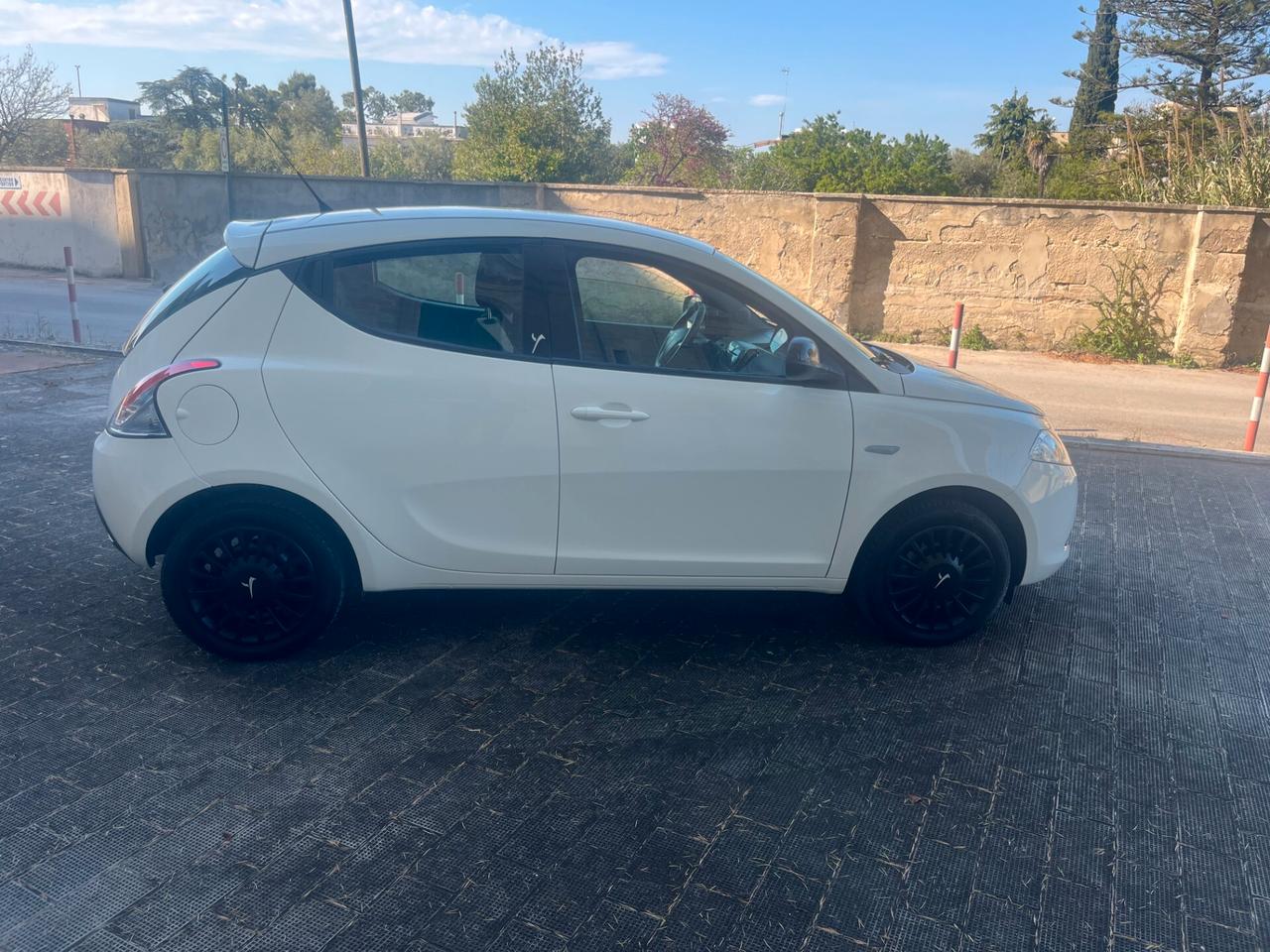Lancia Ypsilon 1.2 69 CV 5 porte X NeoPatentati
