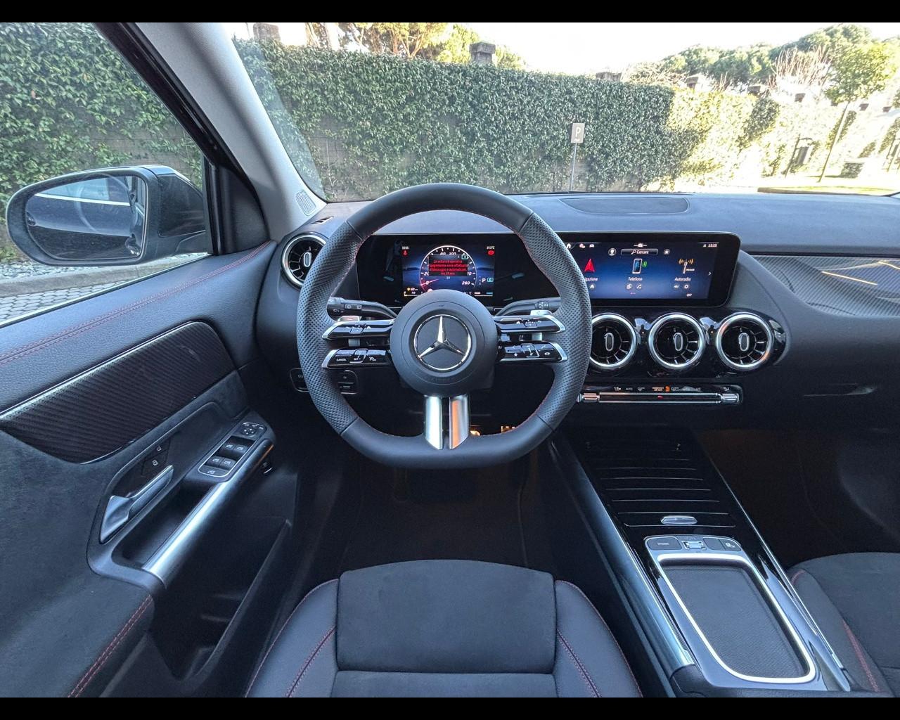 Mercedes-Benz GLA-H247 2023 - GLA 180 AMG Line Premium auto