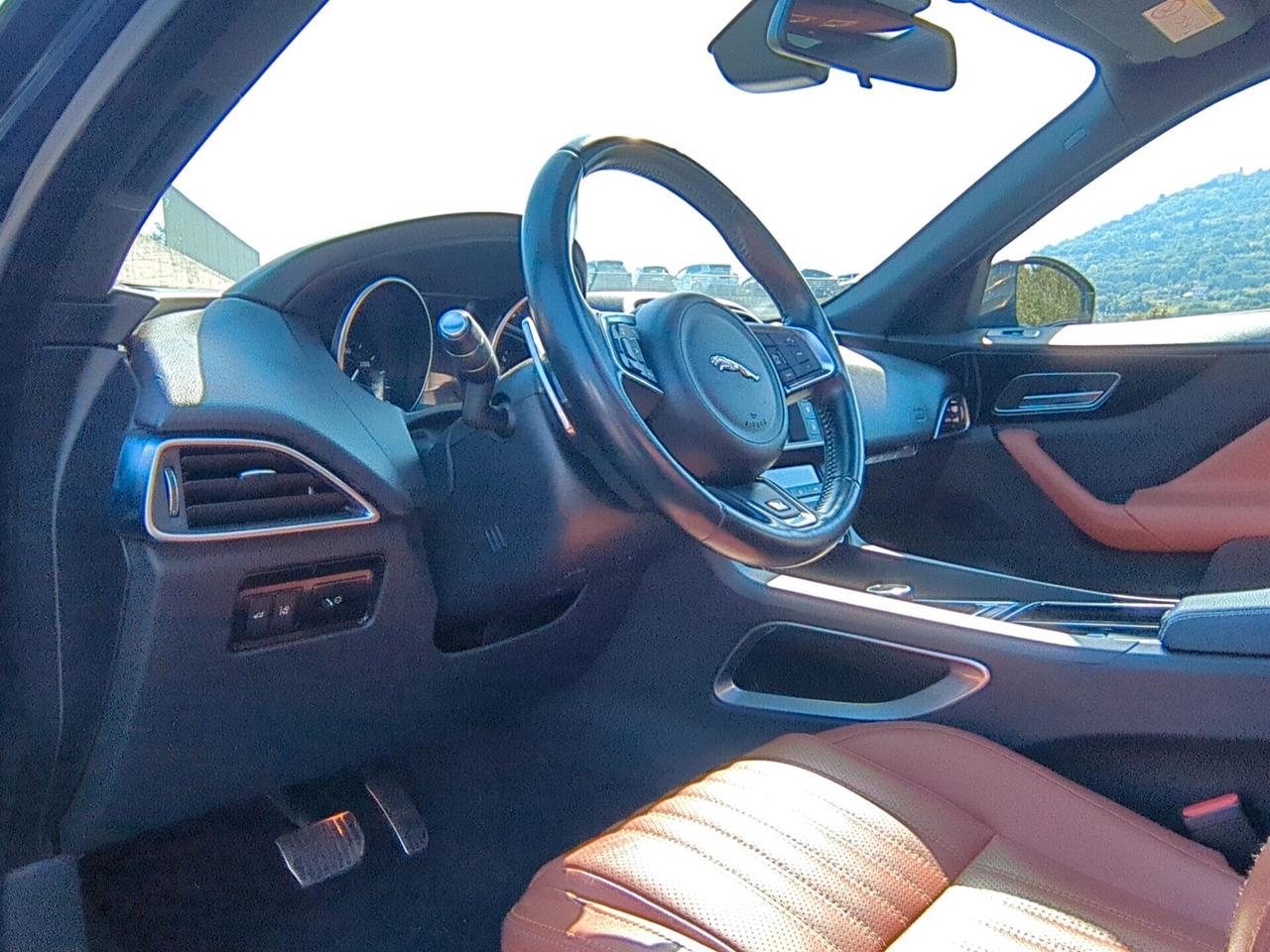 Jaguar F-Pace 2.0 D 180 CV AWD aut. R-Sport