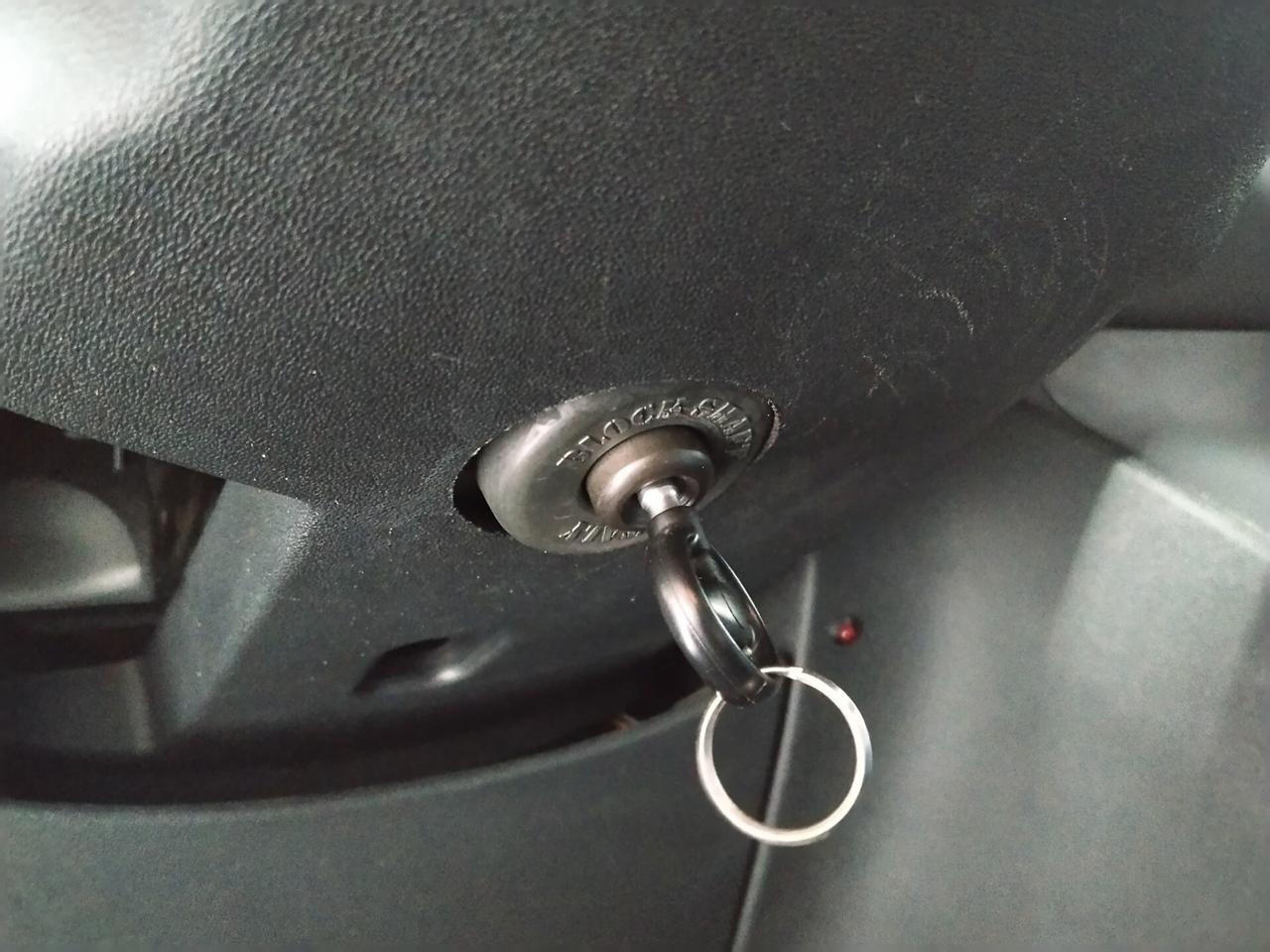 Peugeot 208 1.4 diesel 2015 CON GARANZIA