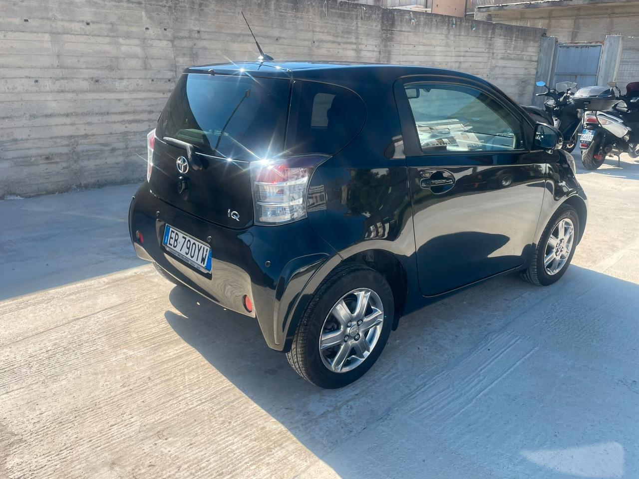 Toyota IQ benzina 1.0 cambio automatico guida neopatentati Gioia Tauro