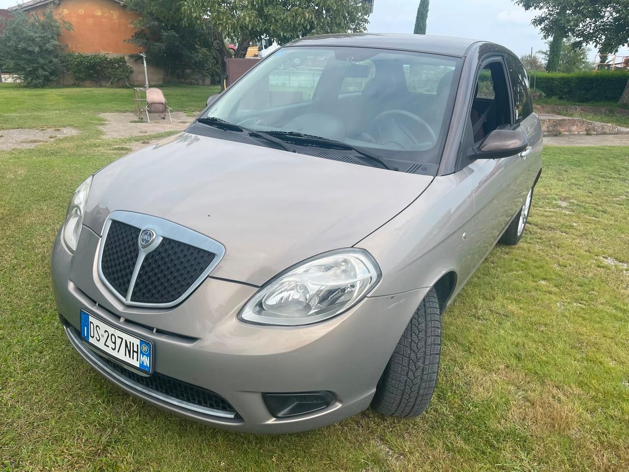 Lancia Ypsilon 1.3 MJT 75 CV Versus