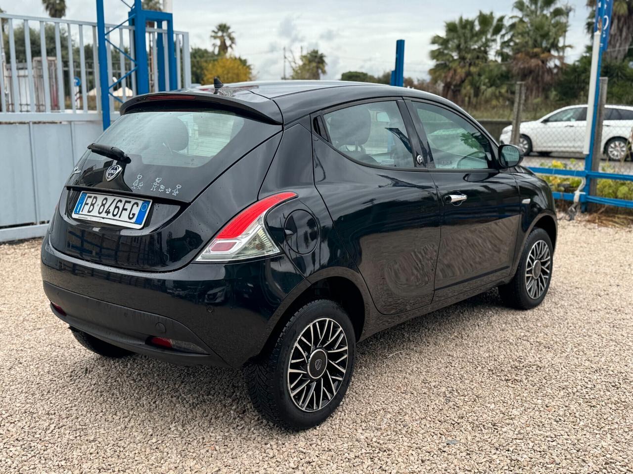Lancia Ypsilon 0.9 TwinAir 85 CV 5 porte Metano Ecochic Gold 11/2015 1 prop. nord italia km certificati