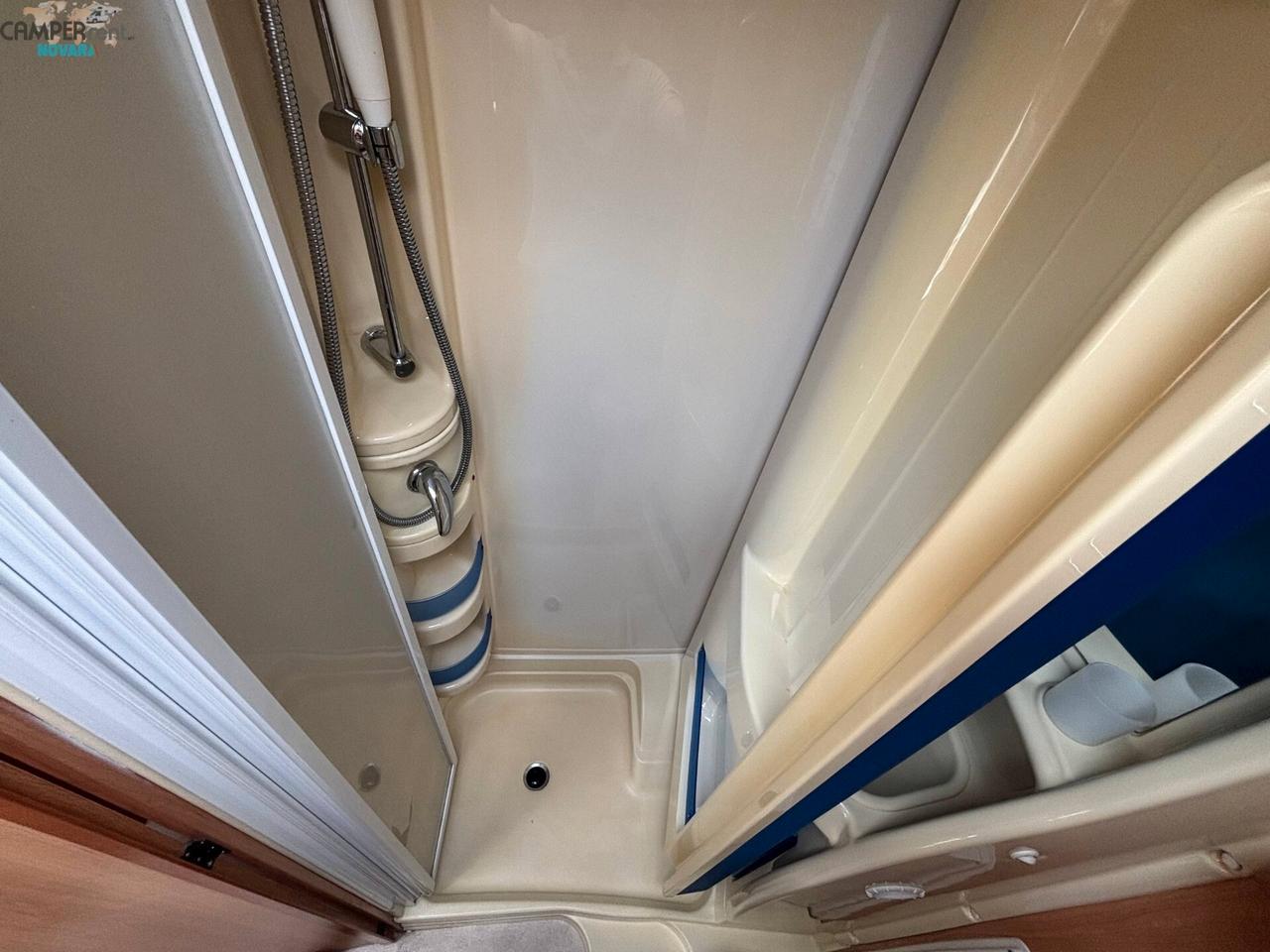 LAIKA X 595 C VAN - Semintegrale con letto matrimoniale in coda e garage (volume interno 68x103 )