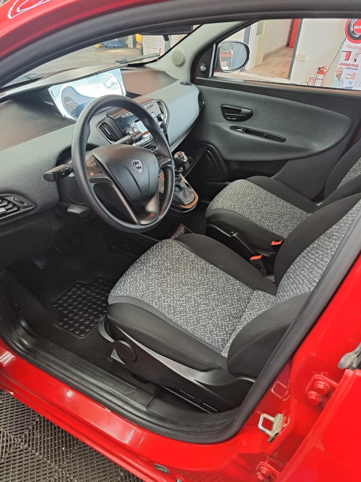 Lancia Ypsilon 1.0 FireFly 5 porte S&S Hybrid Ecochic Silver