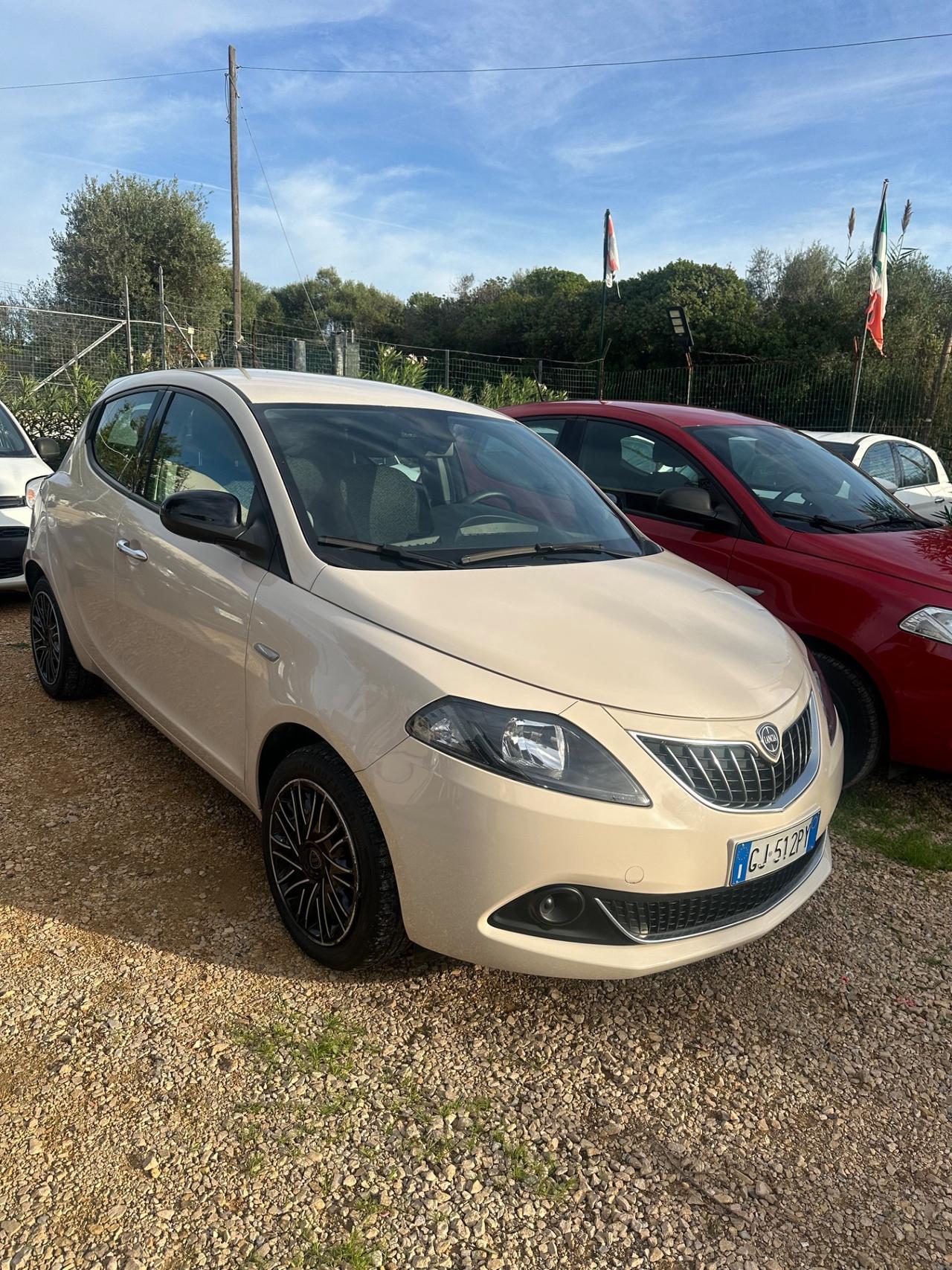 Lancia Ypsilon 1.0 FireFly 5 porte S&S Hybrid Ecochic Silver