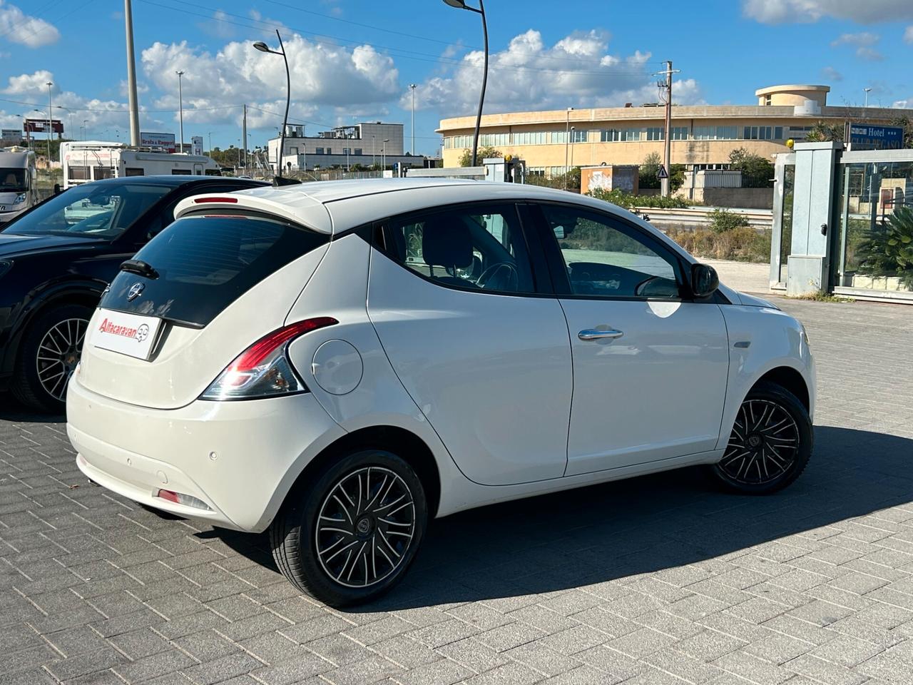 Lancia Ypsilon 1.0 firefly hybrid Gold