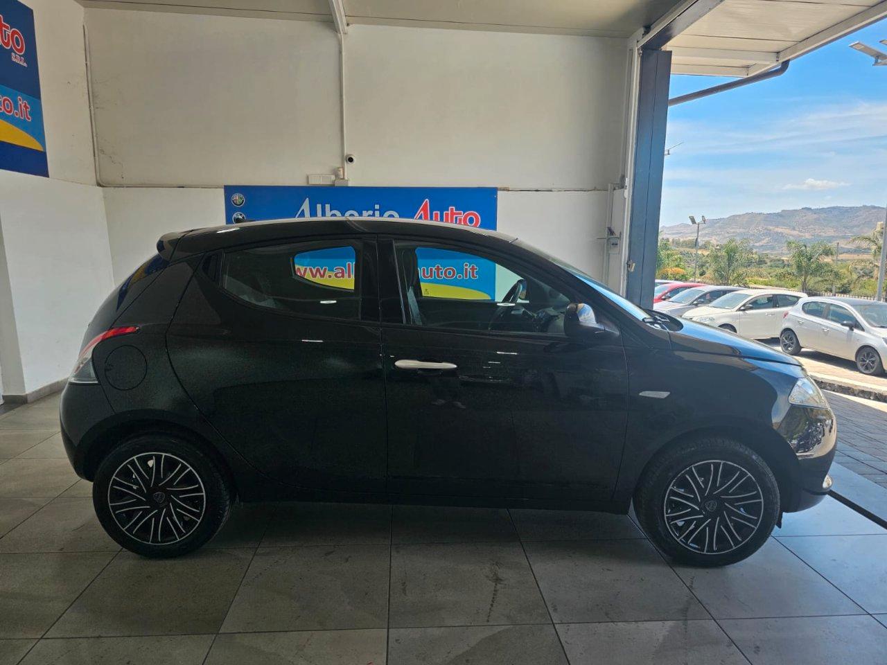 Lancia Ypsilon 1.0 firefly hybrid Silver s&s 70cv 5p.ti