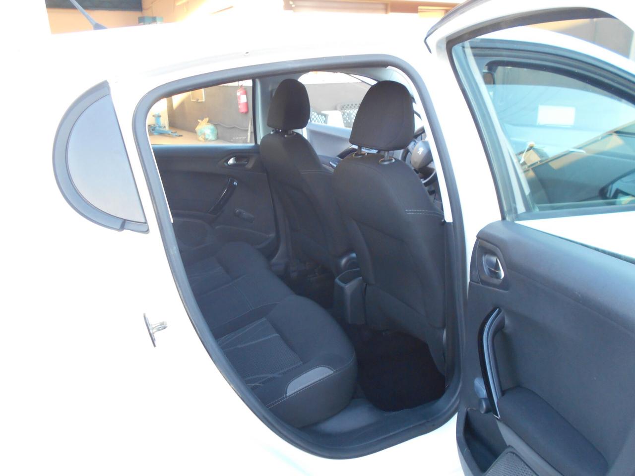 Peugeot 208 1.4 HDi 68 CV 5 porte Allure